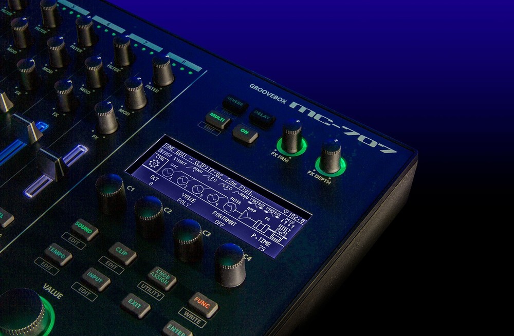 Roland MC-707 GROOVEBOX Sampler Sequencer 8 tracks MC707
