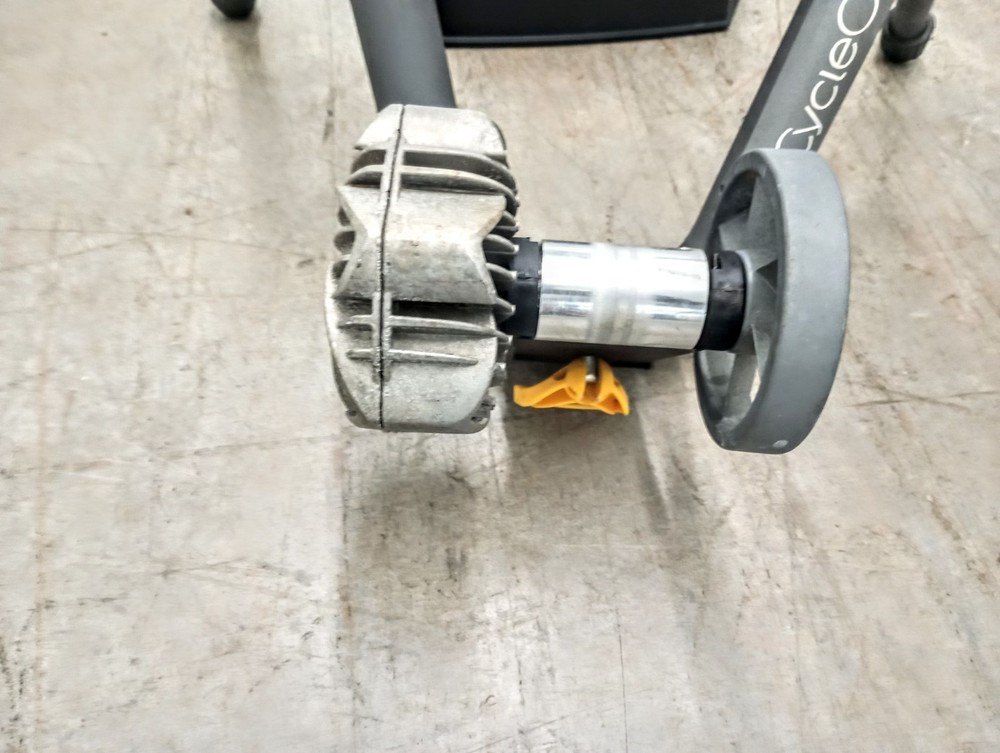 CYCLEOPS FLUID 2 Indoor Bike Trainer w/ Riser