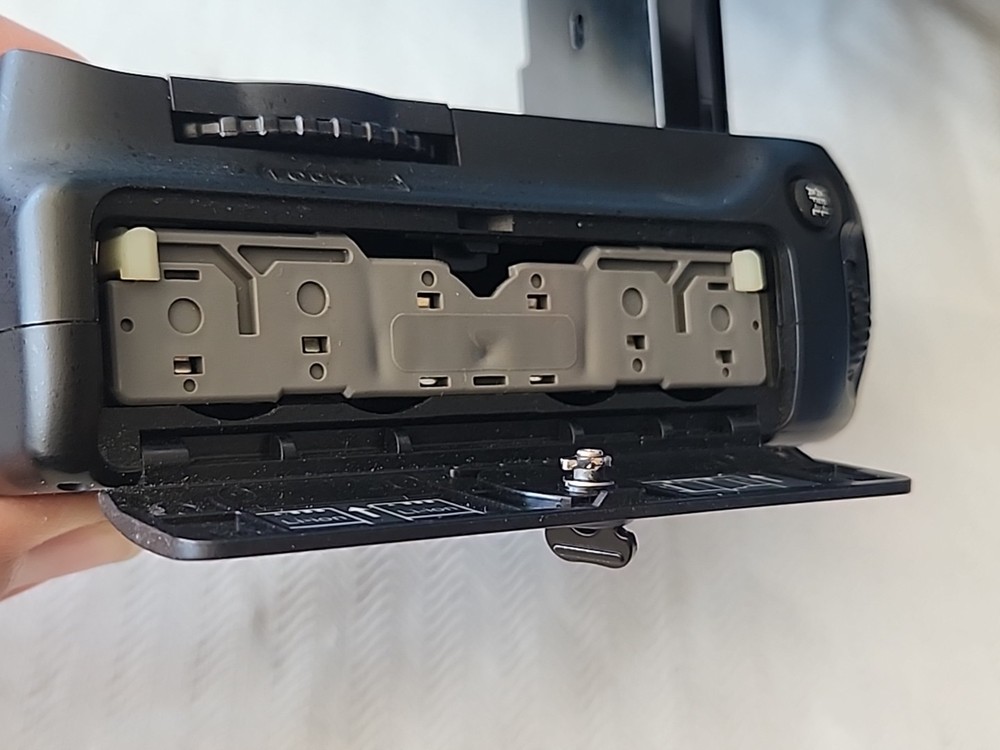 Meike Multi-Power Battery Pack MK-D90 - Not Tested