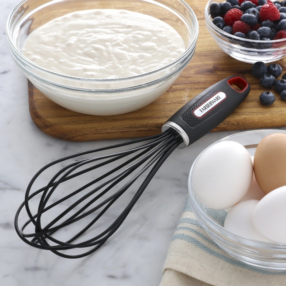 Soft Grip Plastic Whisk in Black