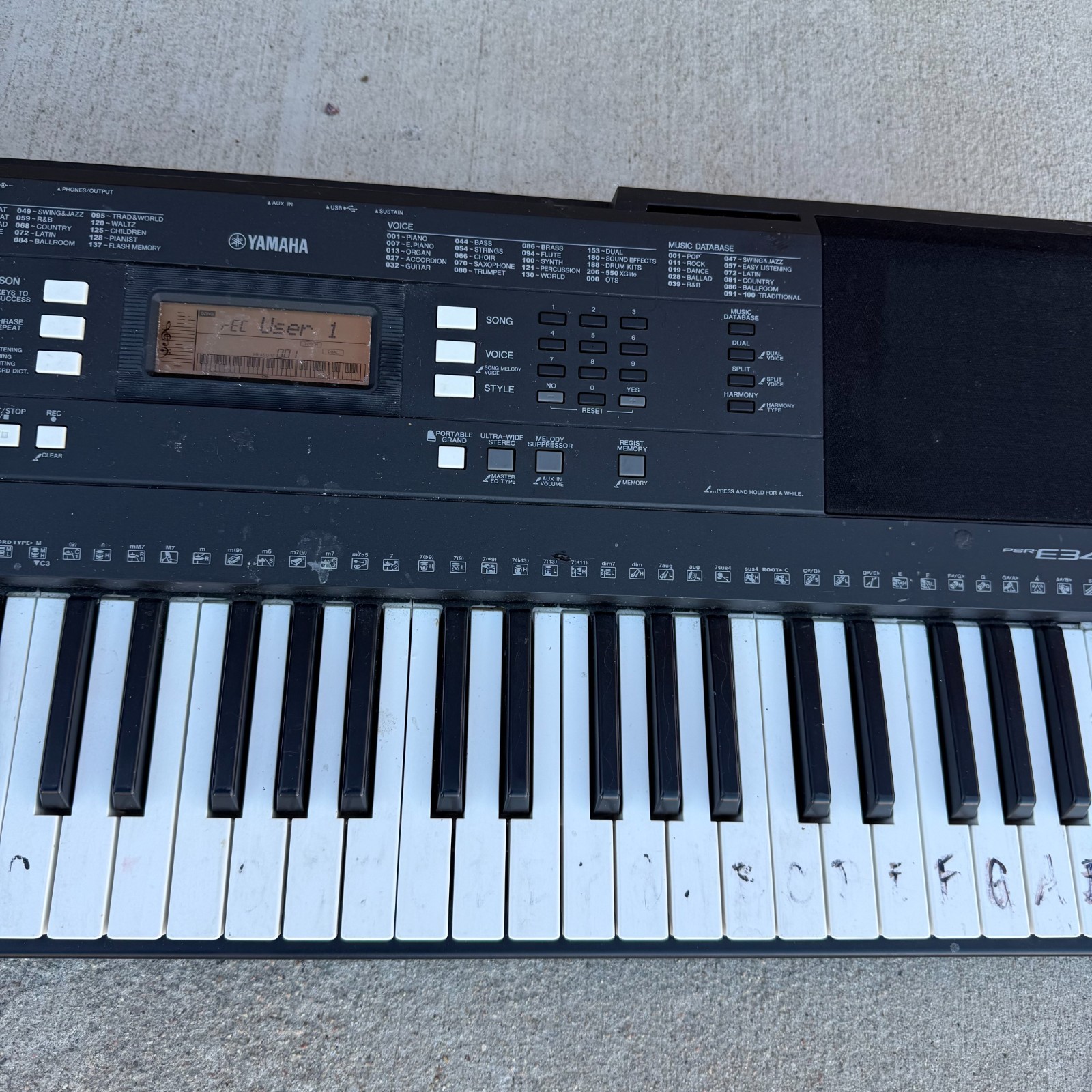 Yamaha PSR-E343 61-Key Portable Digital Keyboard Piano Tested Works no adapter