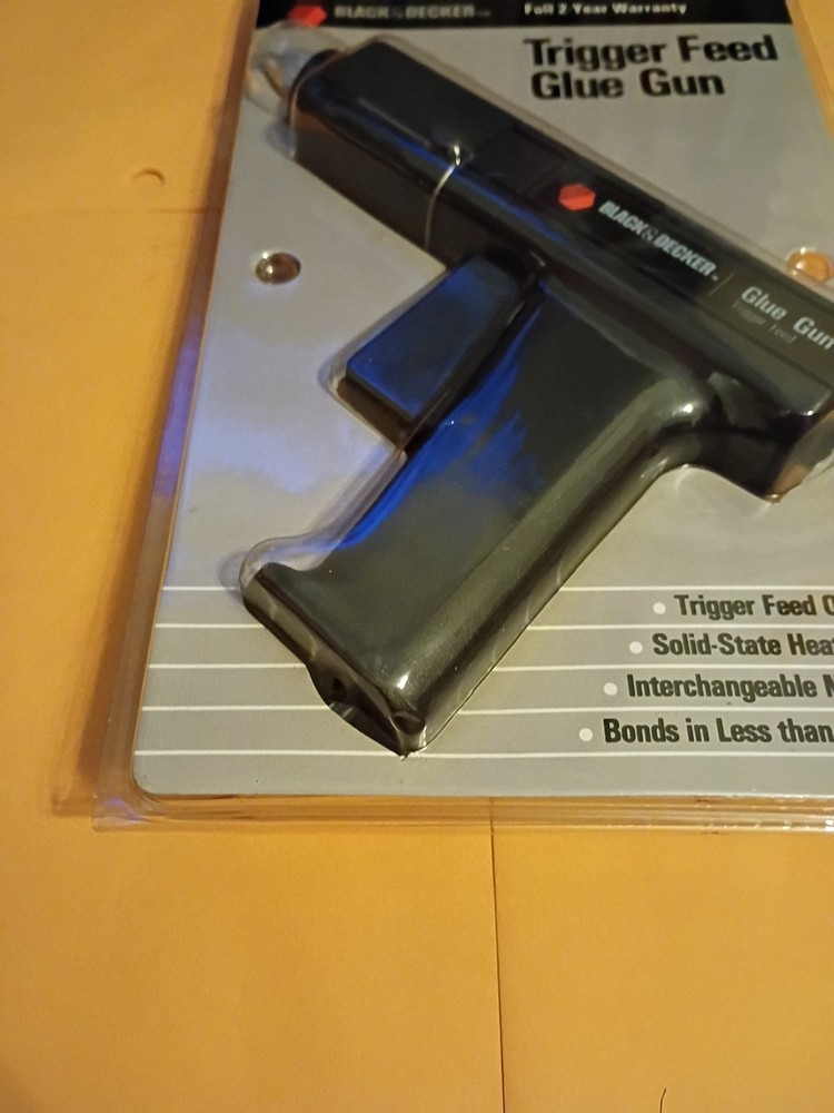 New in Package Black & Decker Trigger Feed Glue Gun Model #9735