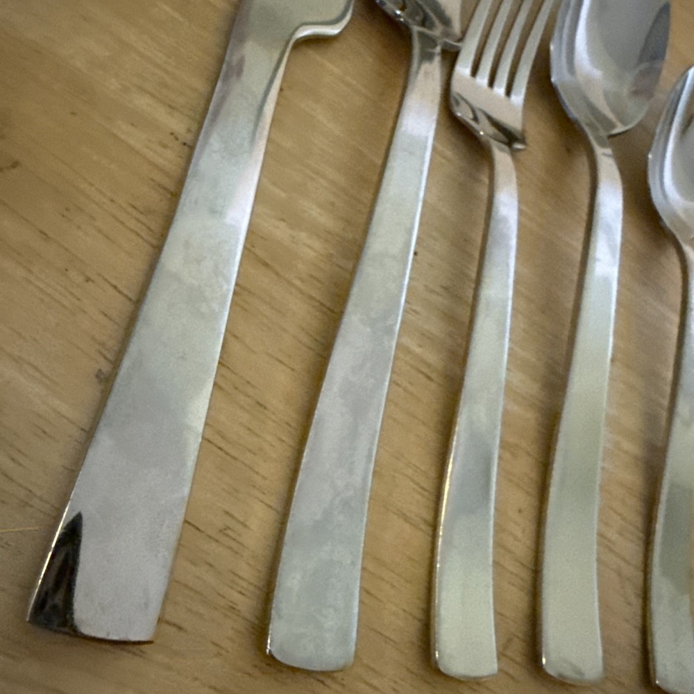 58 PC. GOURMET SETTINGS CAMI PATTERN GLOSSY STAINLESS FLATWARE SET.