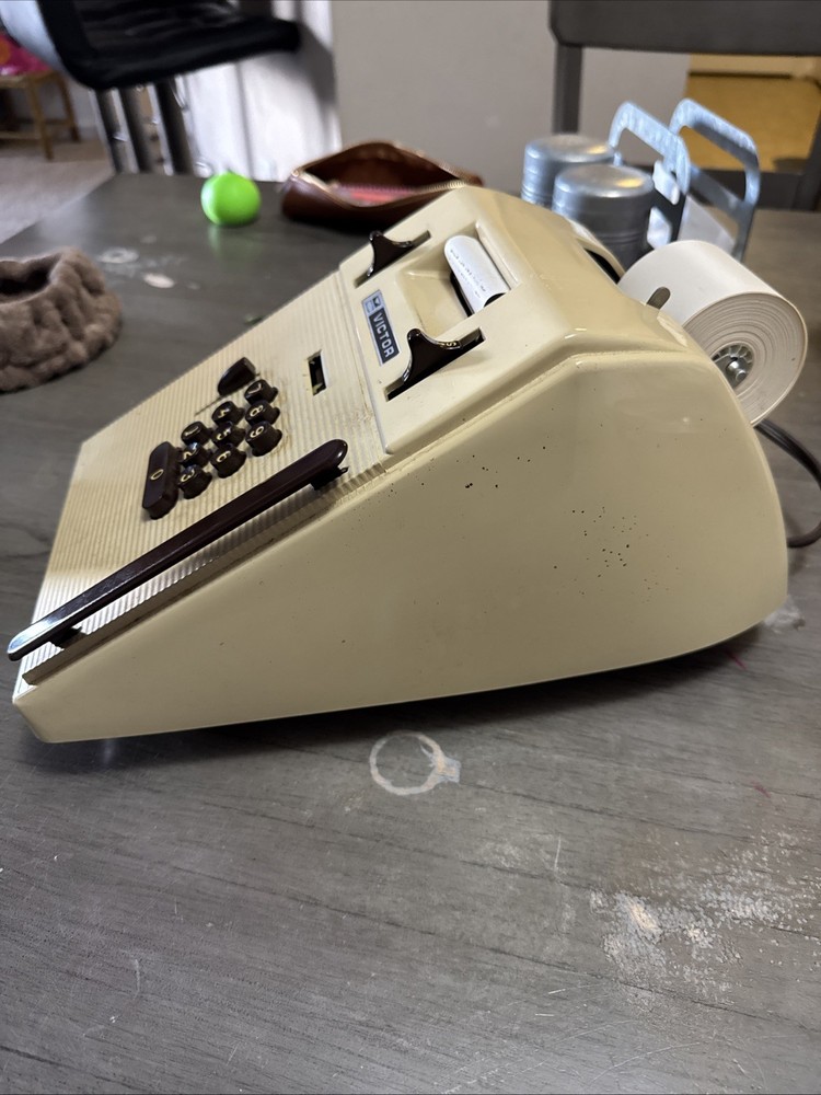 Vintage Victor 782552 10 Key Adding Machine. Power tested