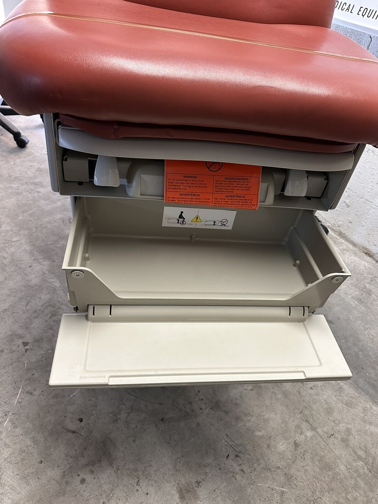 Midmark 623-007 Barrier Free Power Exam Table w/Hand Controller