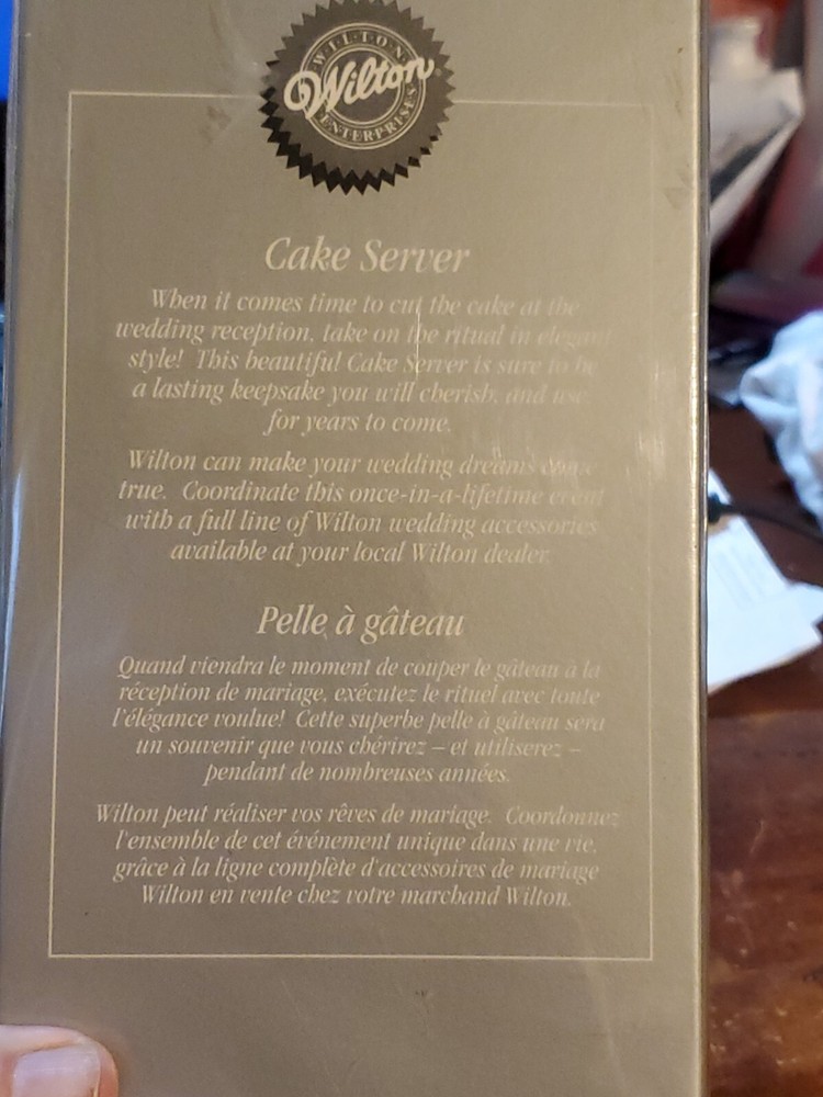 Wilton Cake Server in Original Box -- never used Extra Nice