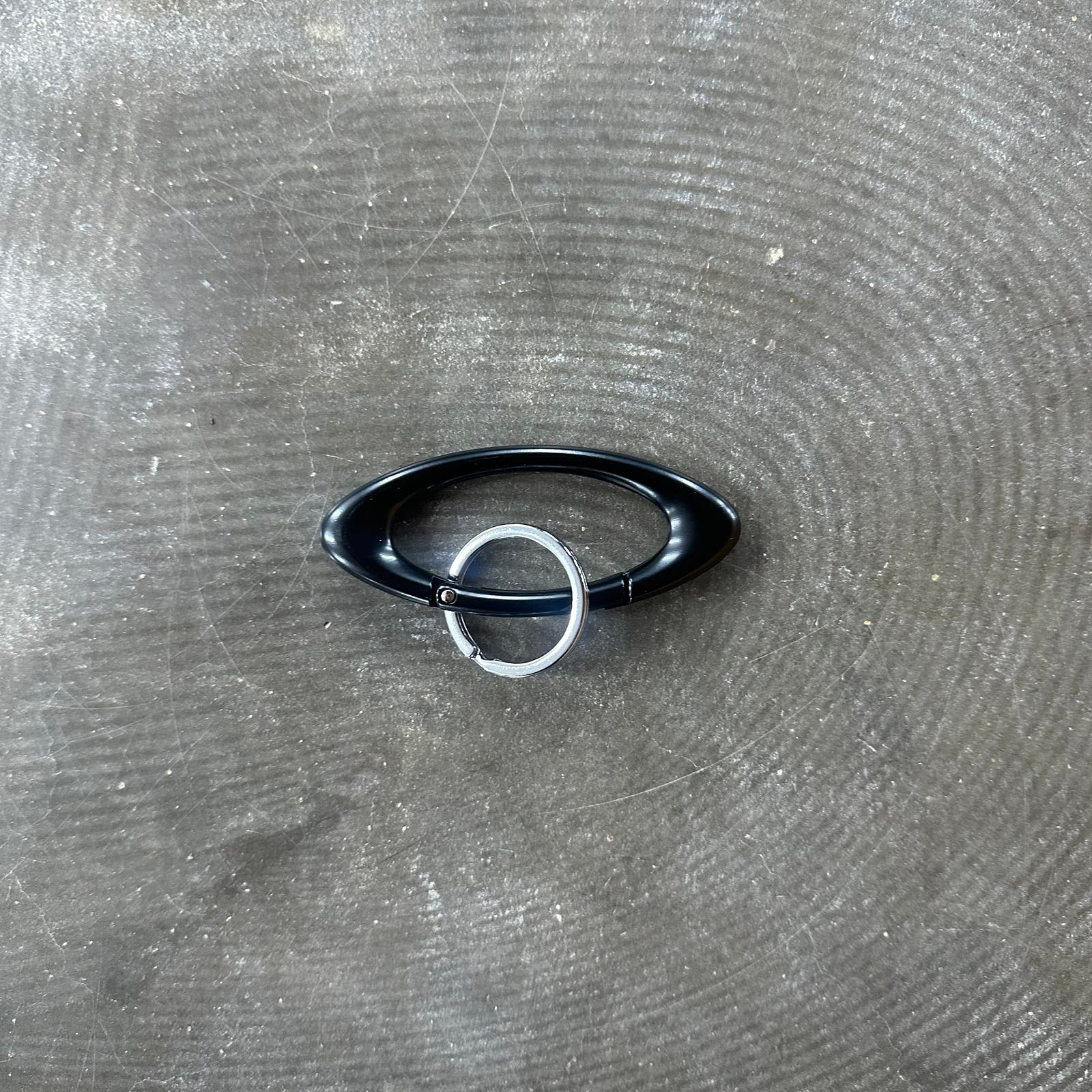 Oakley Essential Icon Carabiner Unisex Keychain 3.6in Black - Japan Exclusive