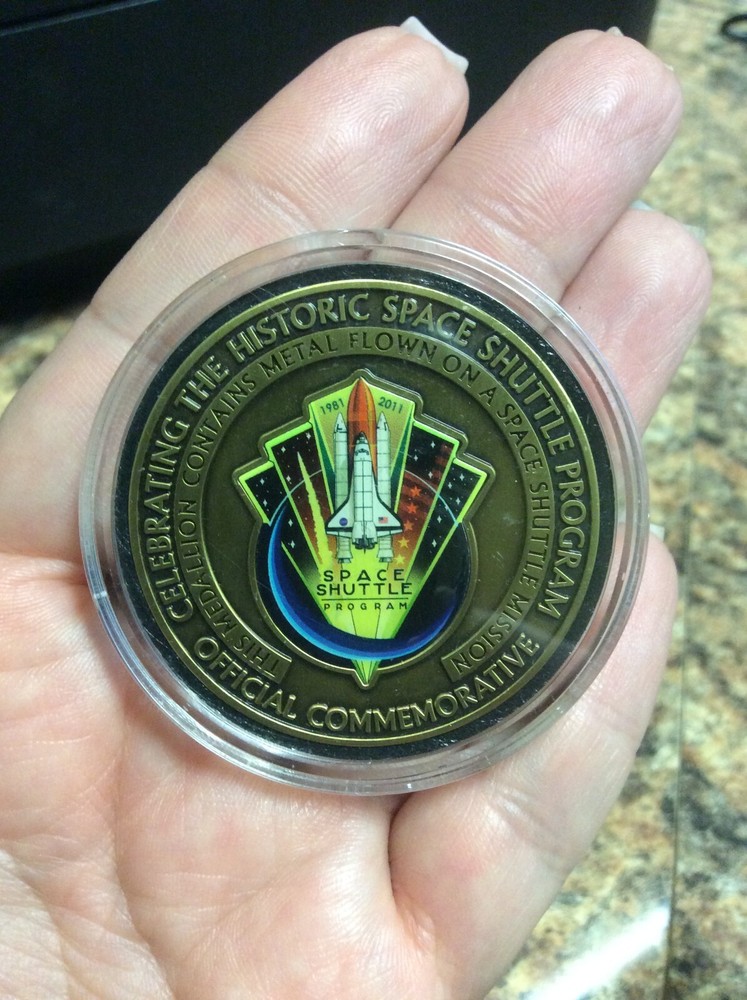 SPACE SHUTTLE PROGRAM COMMEMORATIVE NASA COIN CONTAINING FLOWN SHUTTLE METAL