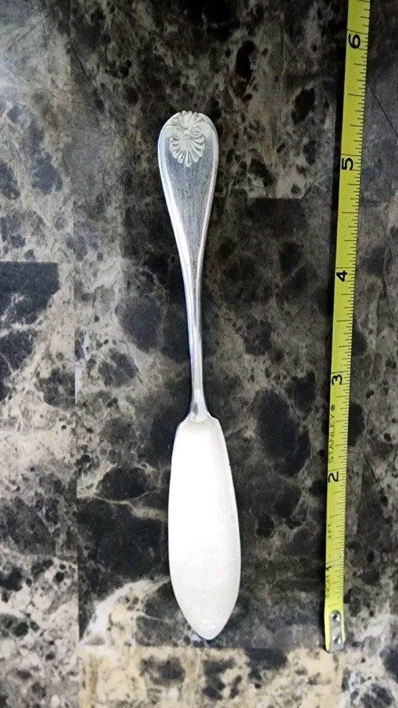 WM A ROGERS/ONEIDA ANTIQUE c1898 SHELL TINY SILVERPLATED MASTER BUTTER KNIFE 🧈