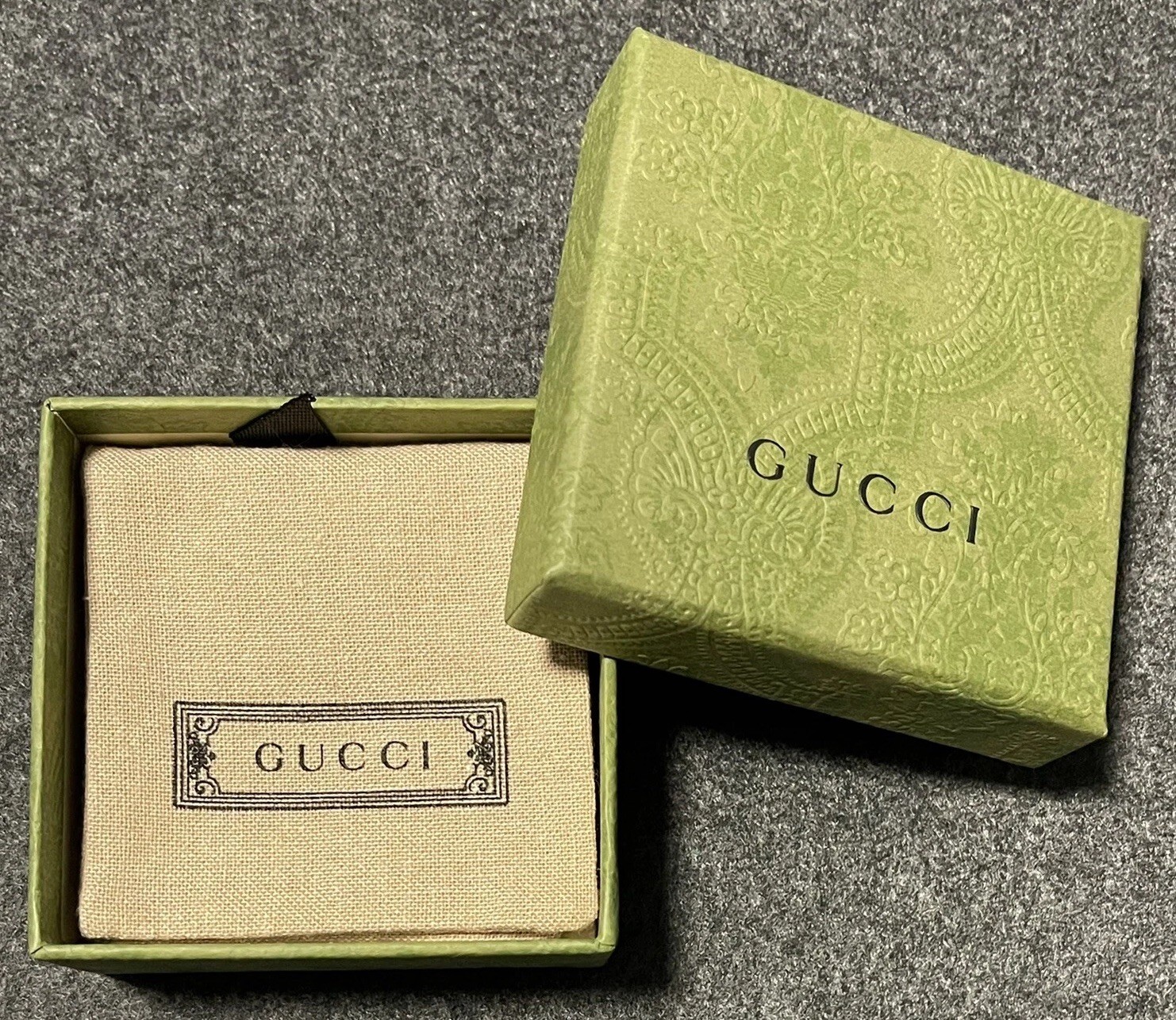 Authentic Gucci Small Green Gift Box With Jewelry Pouch   3.25” x 3.25” -  NEW