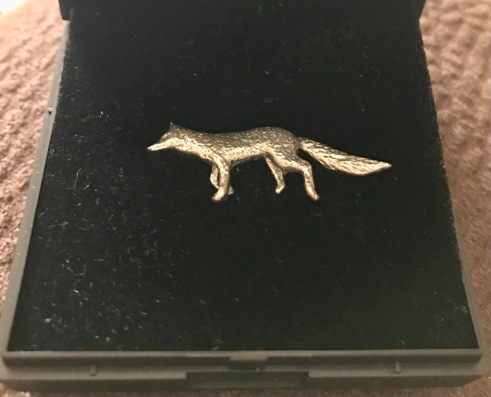 PAGEANT HAND CRAFTED PEWTER FOX BADGE PIN - IN ORIGINAL BOX