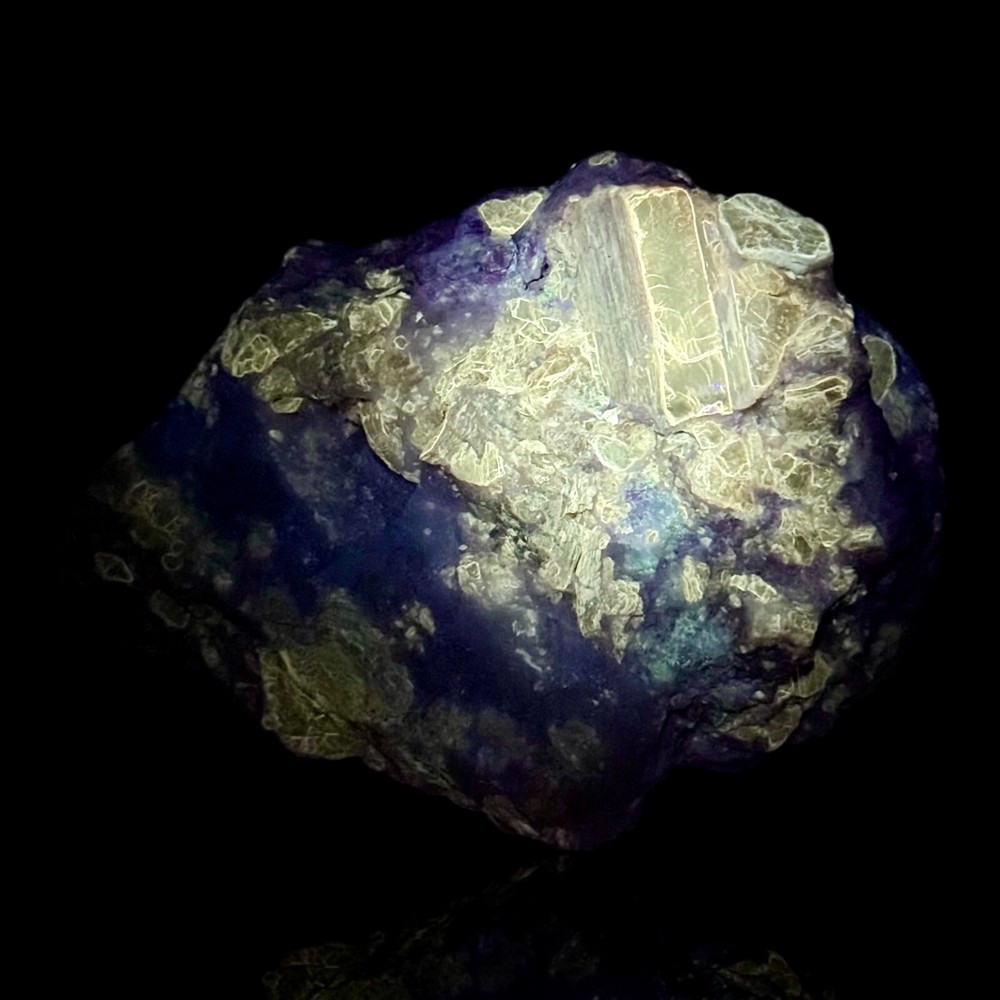 764 Gr. Fluorescent Sharp Tenebrescent Hackmanite With Forsterite and Mica @Af