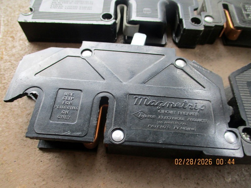 Zinsco Magnetrip Electrical Panel With Breakers