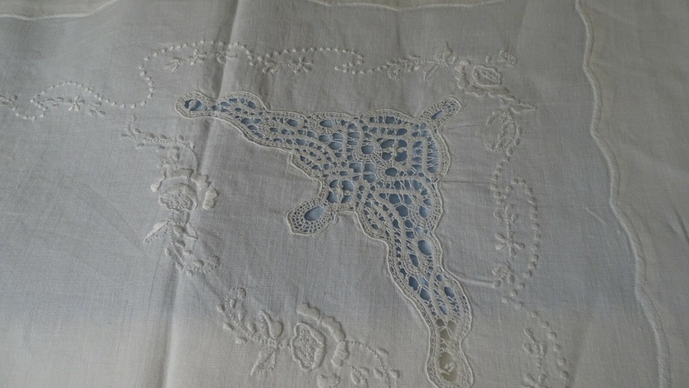 linen sheet with tombolo applications