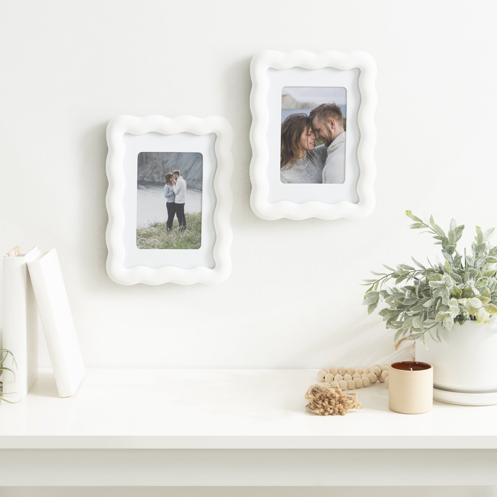 5x7 Wavy Black Picture Frame