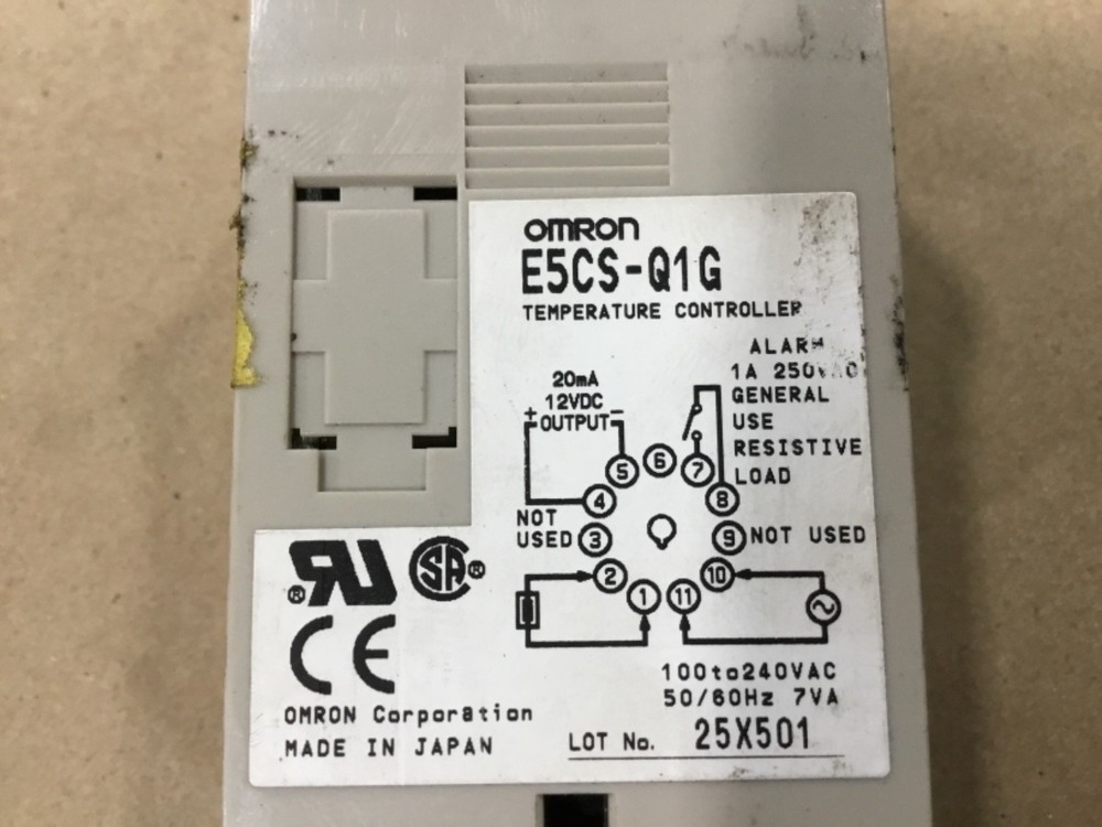Omron E5CS-Q1G Temperature Controler With P3GA-11 Base #005E19