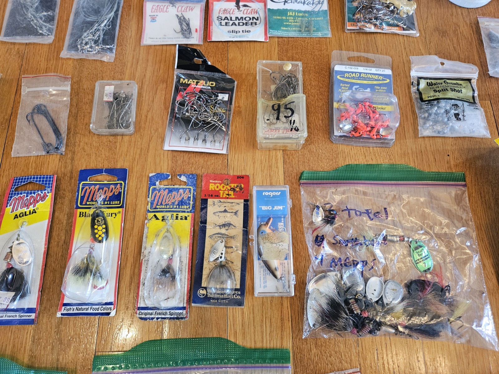 ~ Fishing Tackle Box Lot Hooks Swivels Leads Weights Lead Head Eagle Claw +++ ~