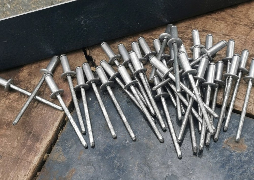 Clap riveter Plus 6 Silent Block InterLocks & 1 Clipper And Rivets Pre-owend