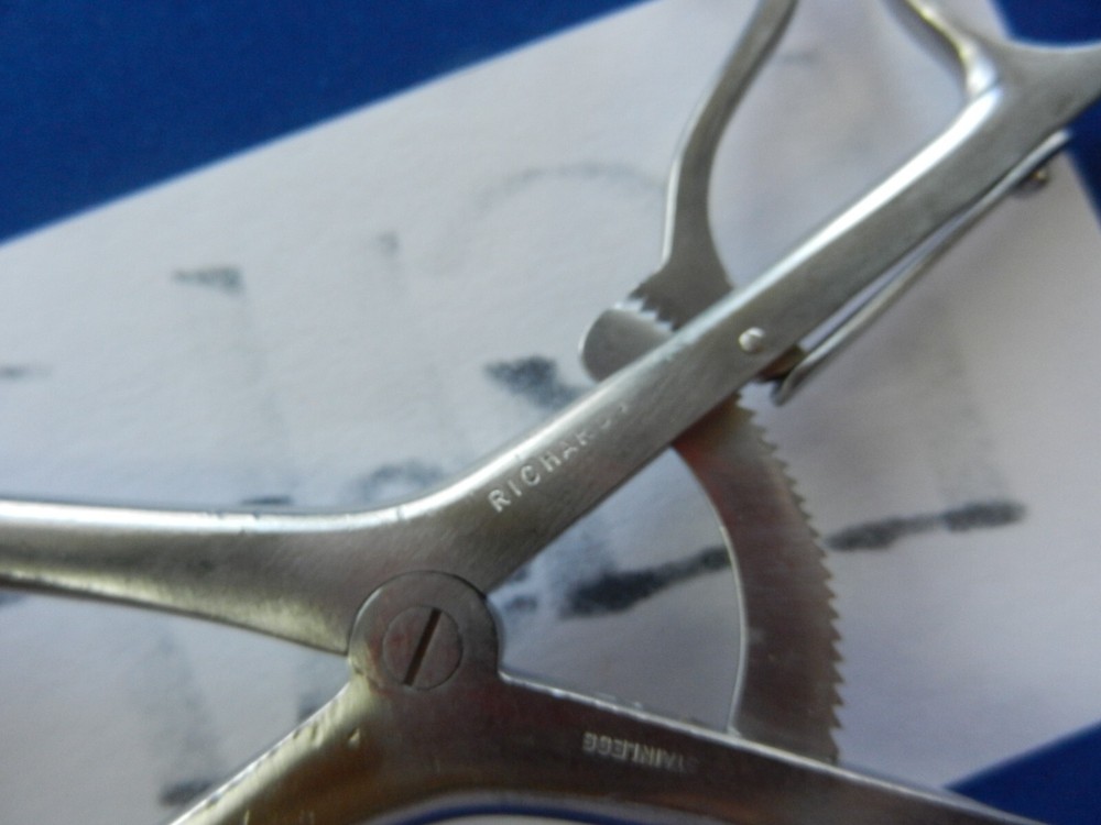 E4957 Richards 2x2 Horizontal Hinged Retractor 28cm Length