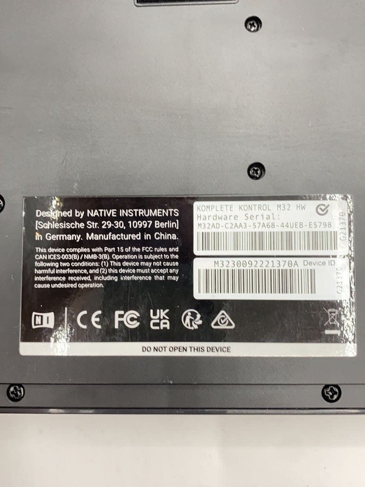 NATIVE INSTRUMENTS Synthesizer M32 Used