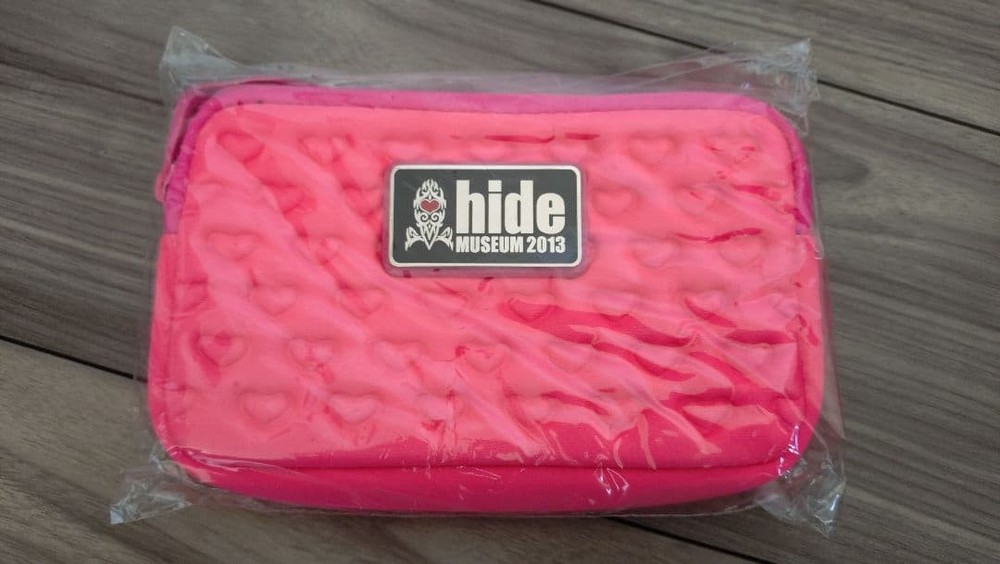 hide museum heartembossed pouch with plate pink