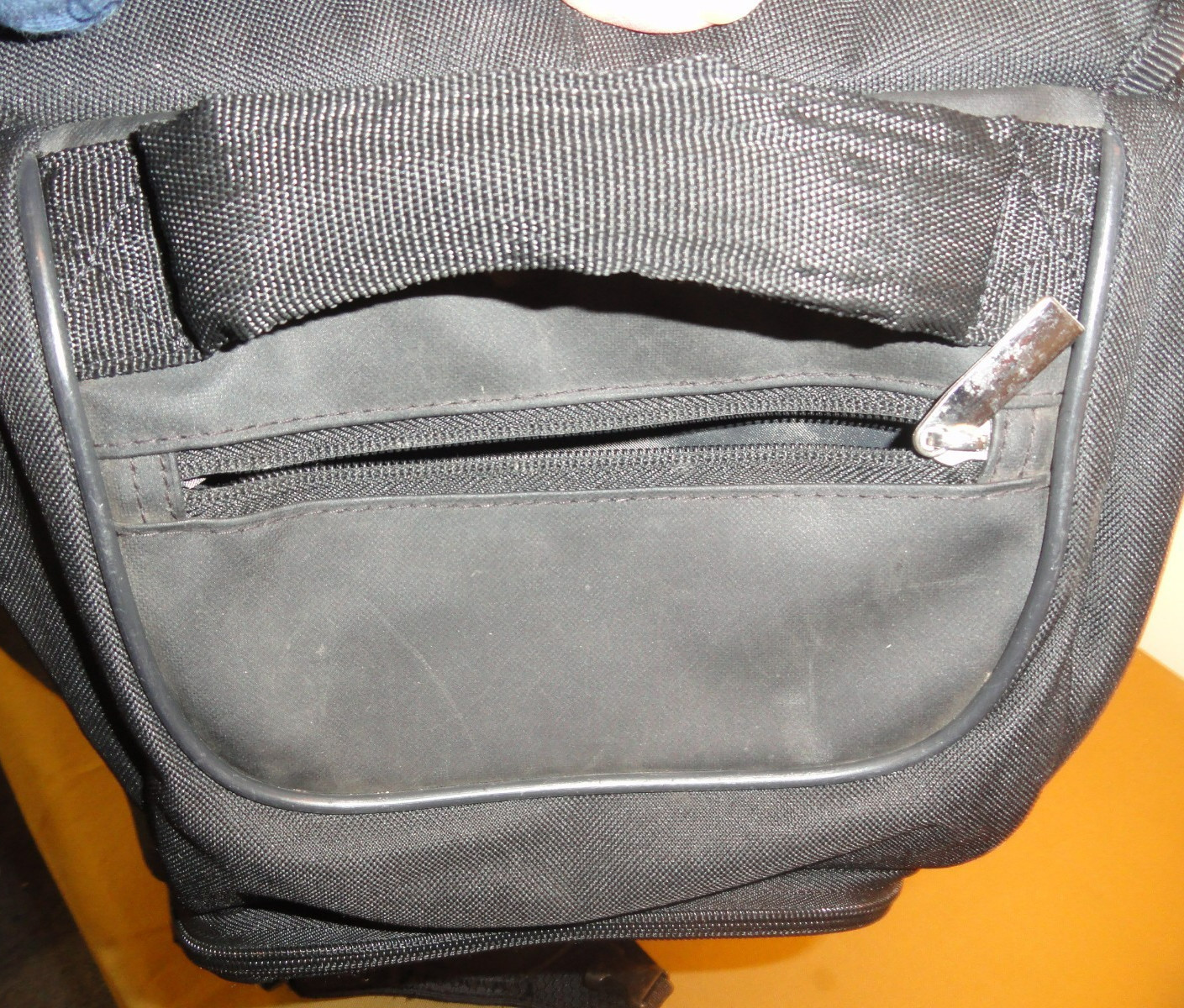 EASTON WALKOFF ELITE BASEBALL SOFTBALL HEAVY DUTY HELMET BLACK BAG BACKPACK