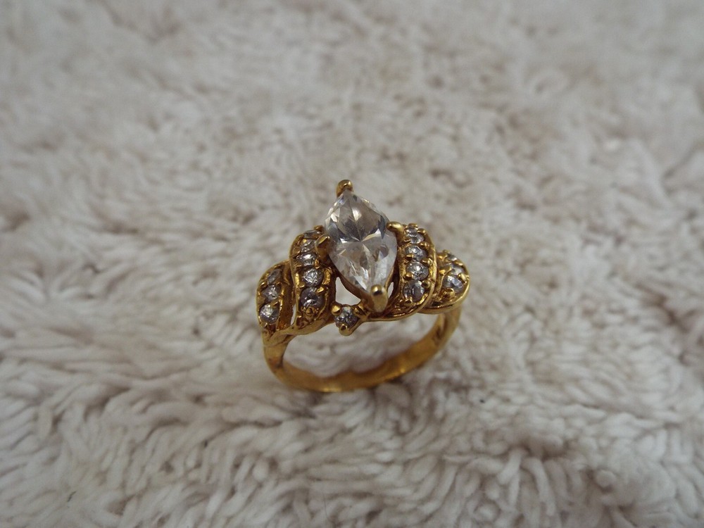 Goldtone Rhinestone Ring ~ Size 6 (C72)