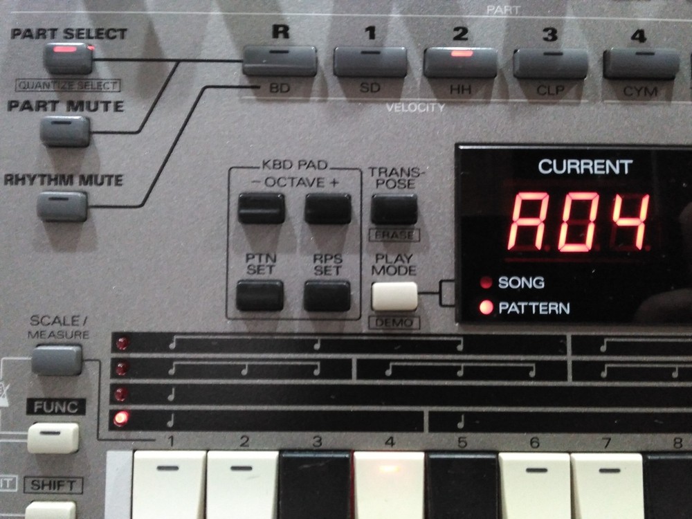 Roland MC-303 Groovebox Sample Drum Machine Synthesizer Mint condition