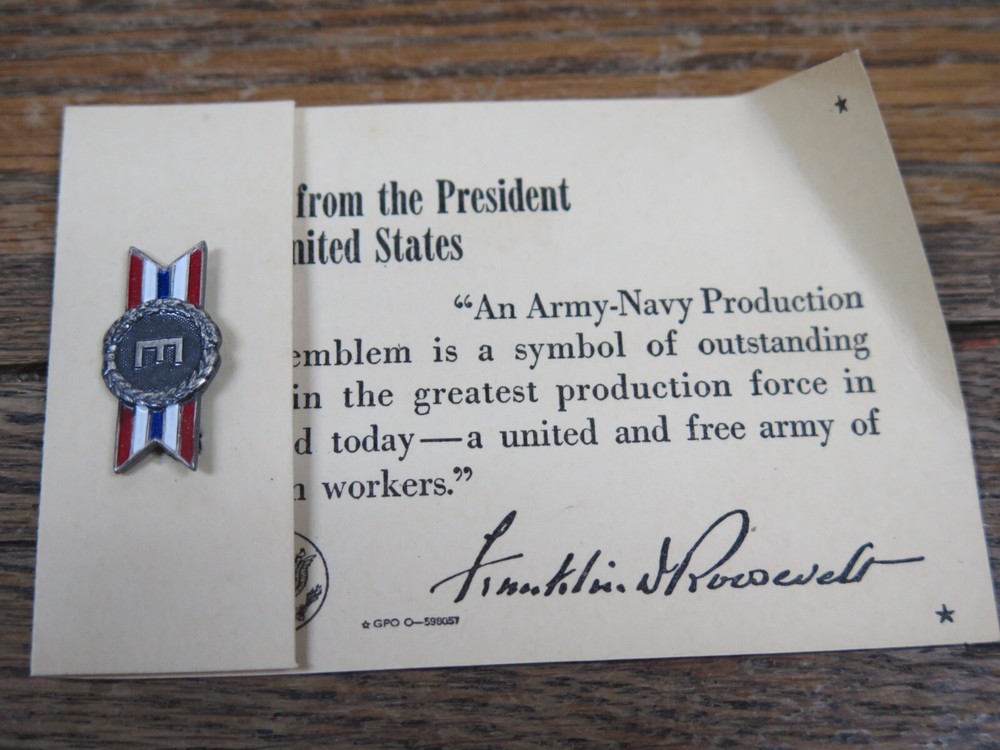 WWII  ARMY  NAVY  PRODUCTION AWARD EMBLEM, ON ORIGINAL ISSUE CARD