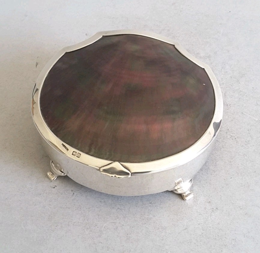 ATTRACTIVE , ANTIQUE SOLID SILVER / SHELL JEWEL BOX . L. 13 cms. LON. 1907