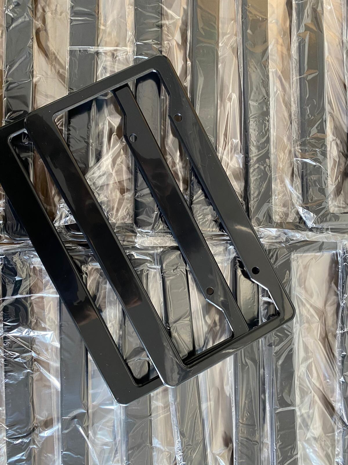 LOT OF 100 BLANK BLACK PLASTIC 100 BULK License Plate Frame FRAMES WITH TABS 1"