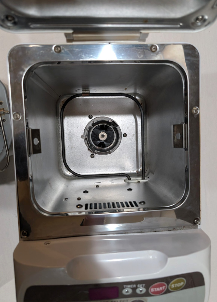 Hitachi Automatic Bread Maker Machine HB-D102 | Tested | Missing Paddle