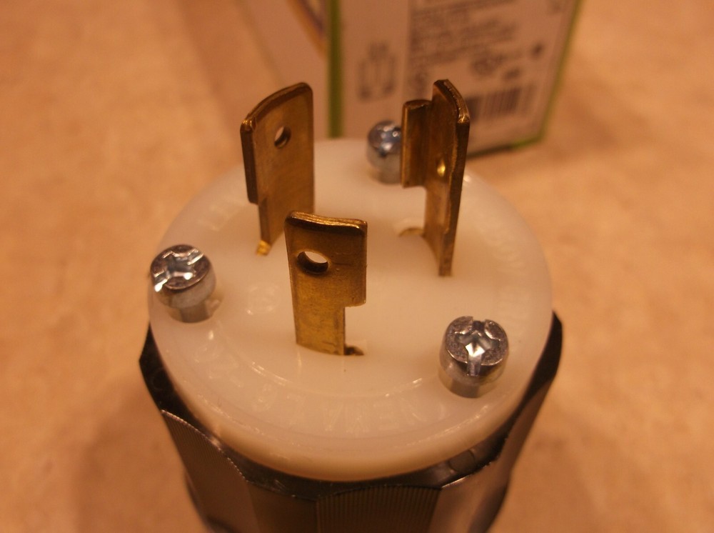 LEVITON 2321 LOCKING PLUG, C0191