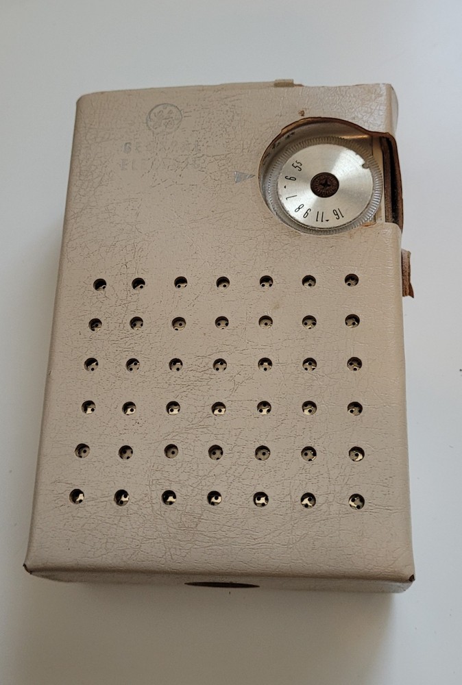Vintage 1960s General ElectricTransistor Radio