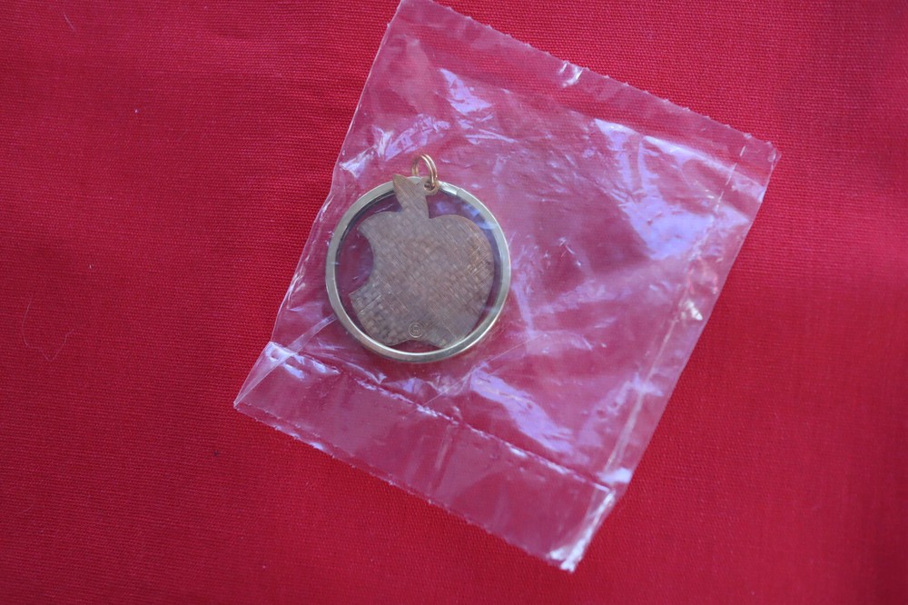 VINTAGE APPLE COMPUTER KEY RING, SEALED