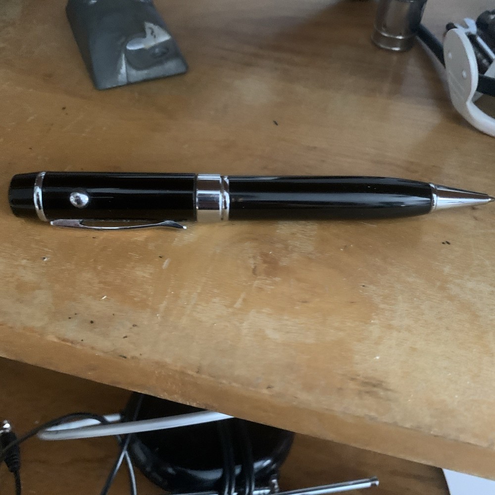 USB Pen With Láser Pointer And Flashlight. NEEDS USB and Battery. Writes Well.