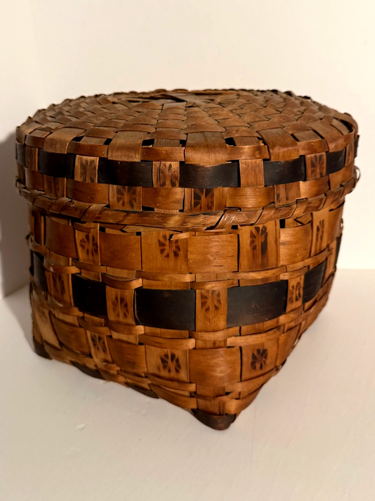 LARGE 19TH C 15” NORTHEASTERN, POSSIBLY CT MOHEGAN, POTATO STAMP COVERED BASKET