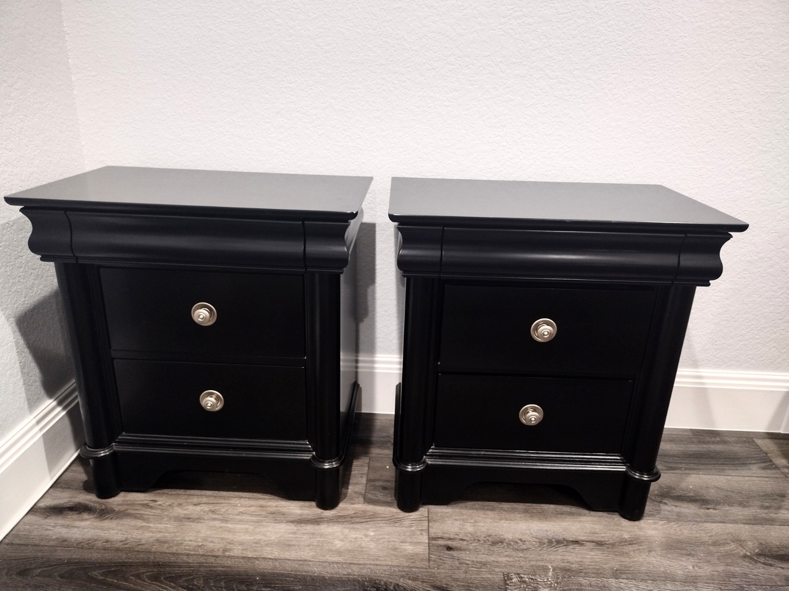 Set of 2 Nightstands from Rooms To Go
