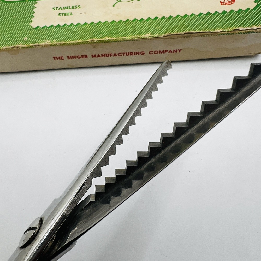 SINGER PINKING SHEARS Scissors ORIGINAL BOX 107 Very Sharp And Clean. Wonderful