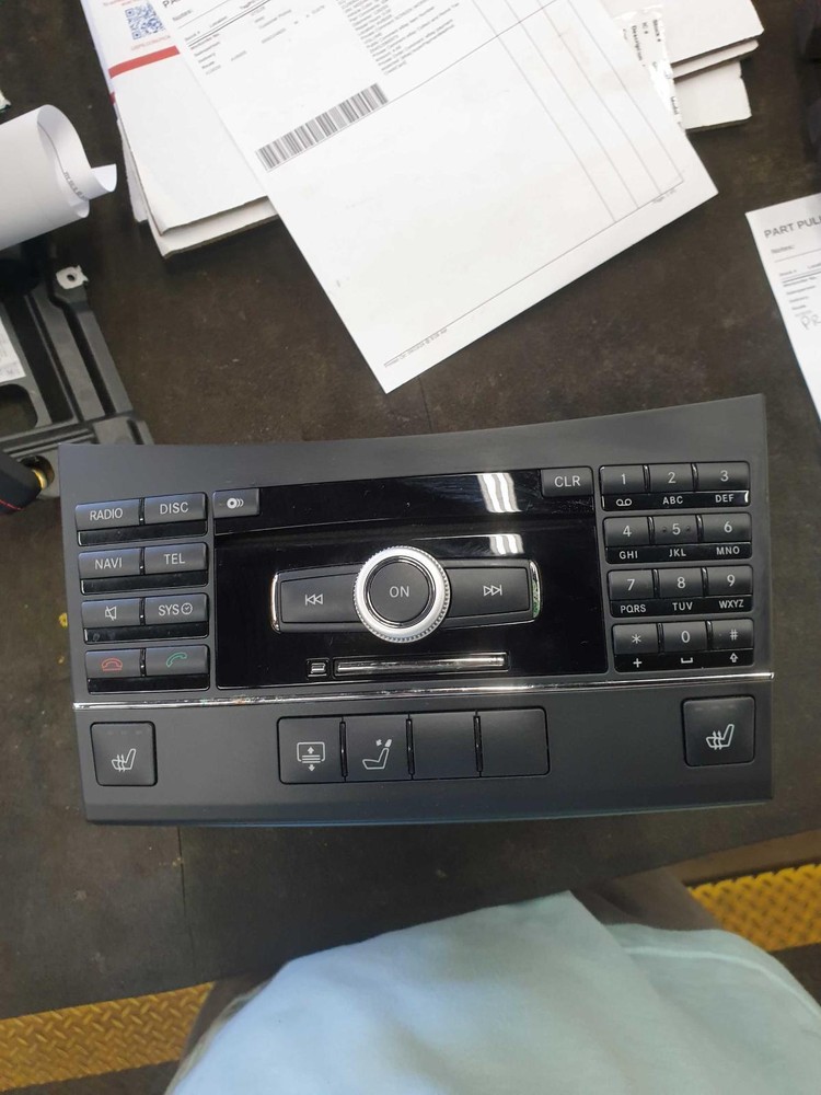 10 MERCEDES E350 Command Head Unit ID# 2129063201