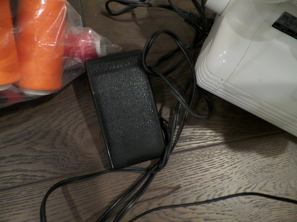 White Superlock Electronic model 1934D Serger Sewing Machine MINT w/ XTRAS!