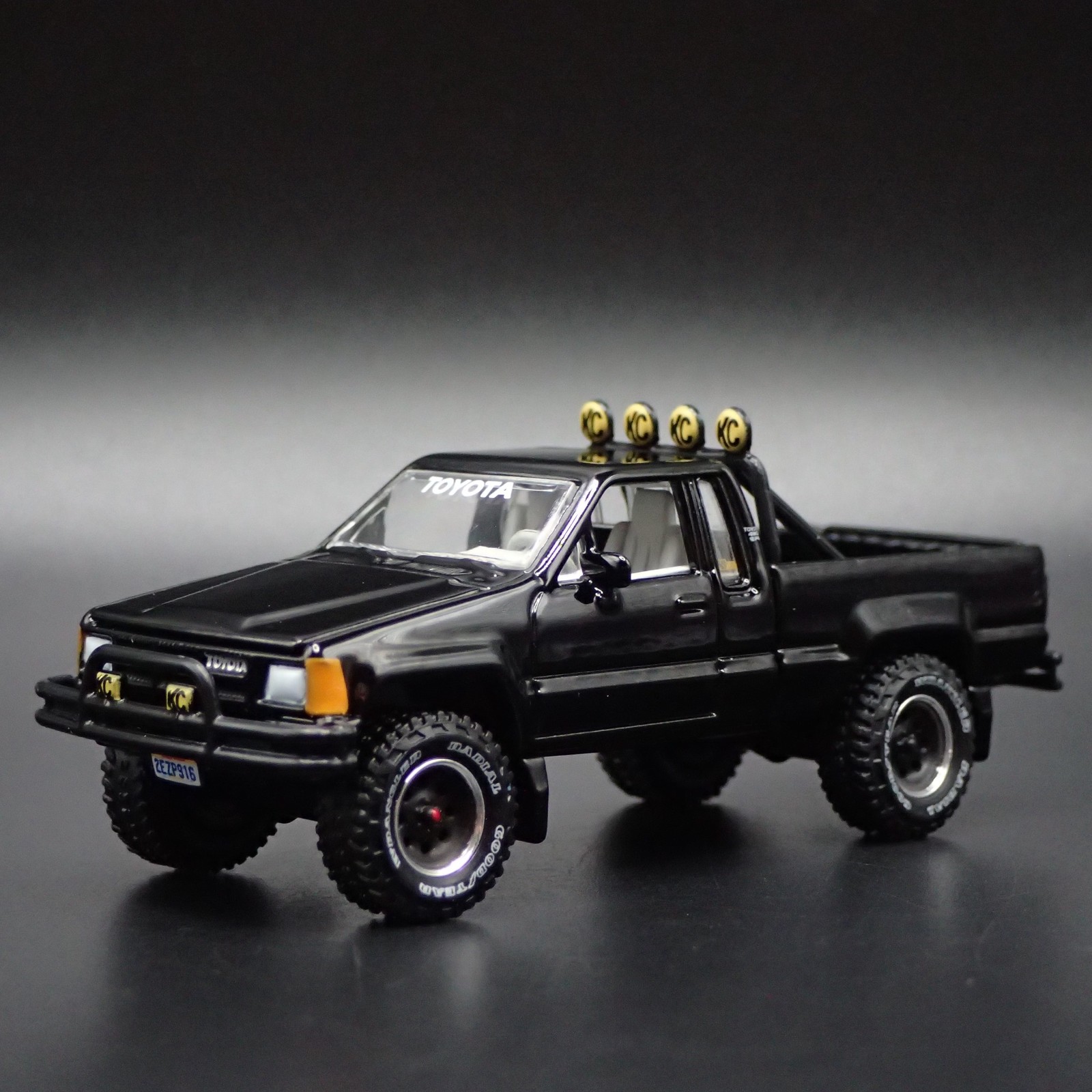 1985 85 TOYOTA SR5 PICKUP TRUCK BACK TO THE FUTURE 1/64 SCALE DIECAST MODEL CAR