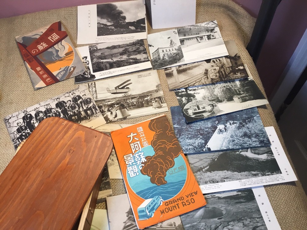 ORIGINAL WWII ERA JAPAN OCCUPATION GI BOX OF SOUVENIRS
