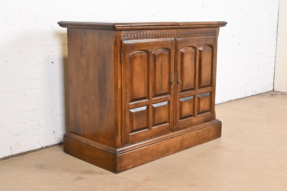 Vintage Ethan Allen Transitional Style Flip Top Maple Bar/Server Cabinet