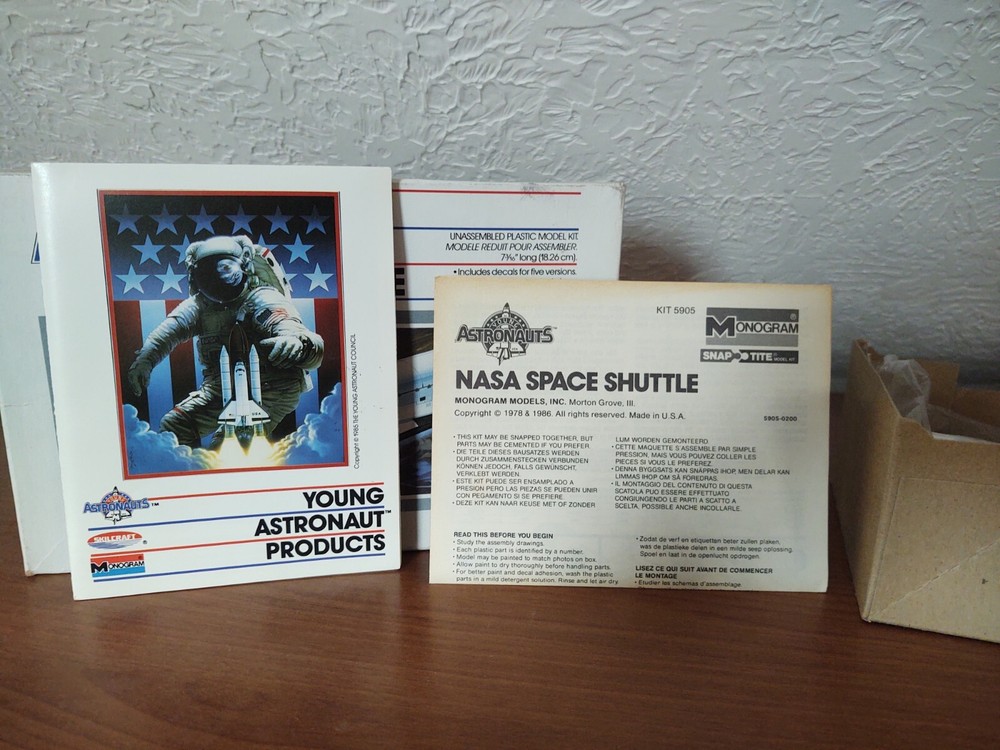 Young Astronauts Nasa Space Shuttle model kit Monogram 1986