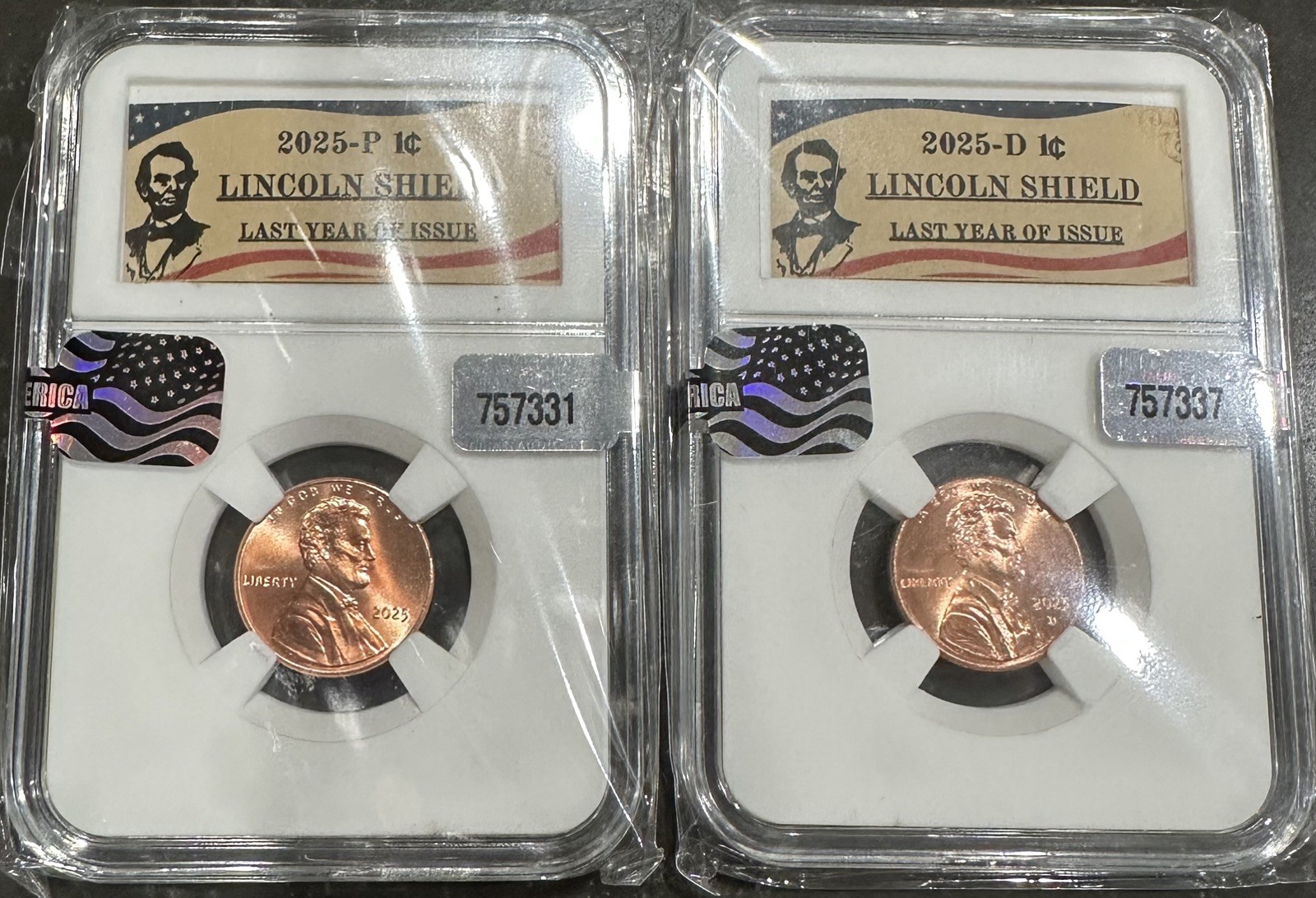 2025 P & D LINCOLN SHIELD CENT UNCIRCULATED ⭐ it comes with two slab holders ￼