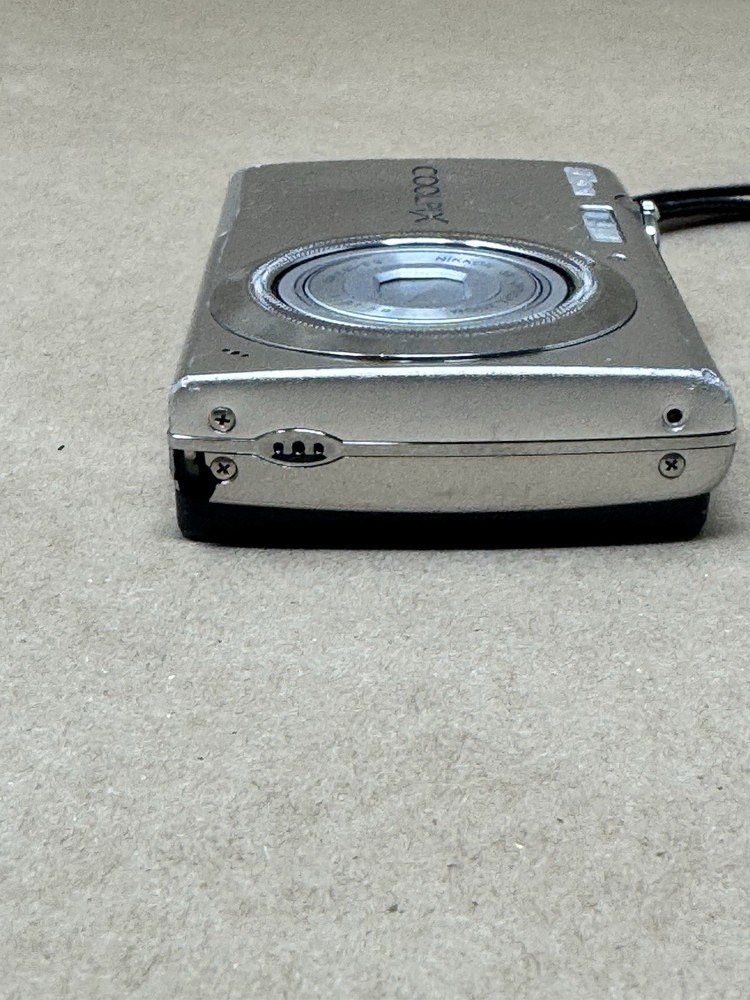 Nikon COOLPIX S230 10.0MP Digital Camera - Silver, Untested