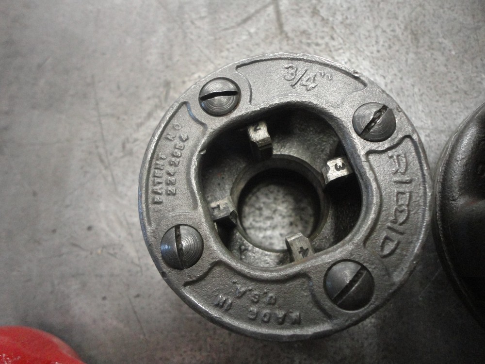 RIGID 00-R Pipe Threading unit & "TWO" Dies 3/4" & 1"