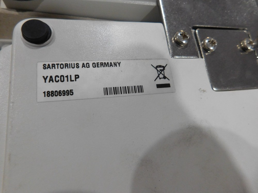 Sartorius Model: LP3200D Scale withYAC01LP Display Unit. No AC Adapter