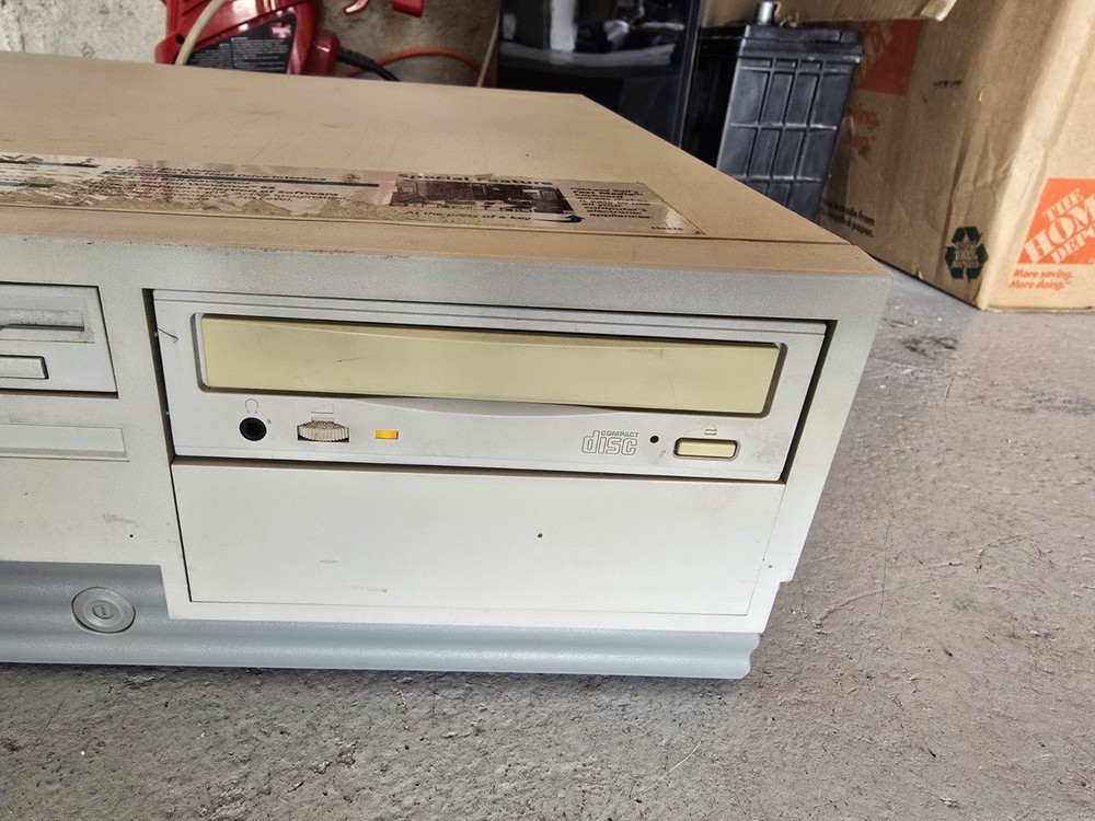 Vintage Packard Bell Legend 204CD Computer *powers On, Read*